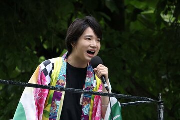 熱唱する小山雄大