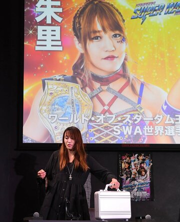  調印式に出席した王者・朱里(東スポWeb)