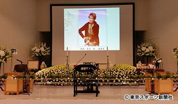 祭壇に飾られた淡路さんの遺影