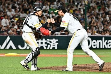 ９回を締め、捕手・山本祐大(左)とグータッチするソフトバンクの守護神・杉山一樹