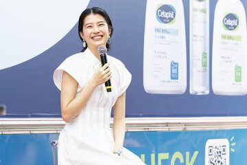 イベントに出席した佐久間由衣