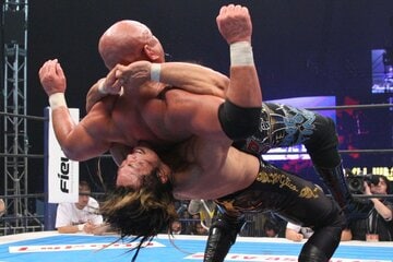 ドラゴンスープレックスで武藤敬司を投げる棚橋弘至（２００９年）