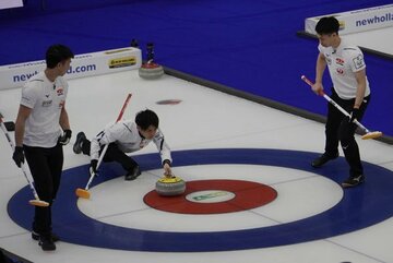  世界選手権で奮闘するコンサドーレ(中央は松村雄太)（C)JCA IDE