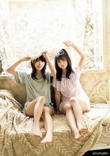  表紙＆巻頭グラビアに登場した欅坂46の菅井友香（左）と長濱ねる(c)藤本和典／ヤングマガジン