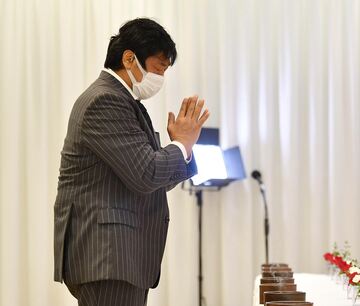 手を合わせる小橋建太（ＩＧＦ提供）
