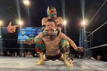 ケンドー・カシン(奥)のキャメルクラッチに悶絶する青木真也