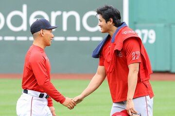 レッドソックスの本拠地フェンウェイ・パークで握手する大谷（右）と吉田