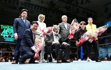 リングで挨拶した初代タイガーマスク（前列中央）