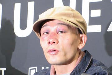 赤黒く腫らせた顔で会見に臨んだ堤聖也
