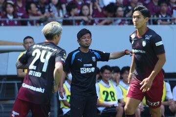 川崎の鬼木達監督（中央）が語る巻き返し策とは