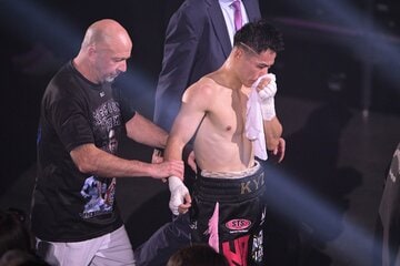 試合後、落胆の表情で引き上げる金芸俊