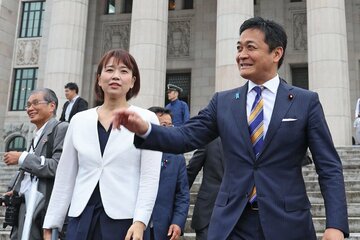 伊藤孝恵氏（右は玉木氏）