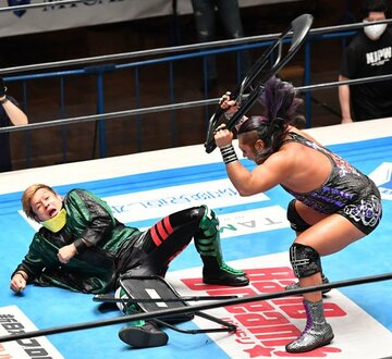  EVILはYOSHI-HASHI（左）にイス攻撃
