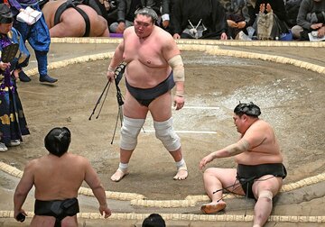 とったりで阿炎(右)をしのぎ切った照ノ富士