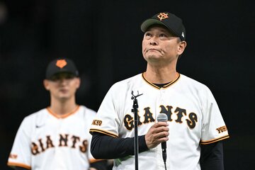 シーズン最終戦を終えてのファンへのあいさつでは、目に光るものもあった巨人・橋上監督代行