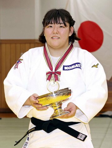  初優勝し笑顔の冨田若春（代表撮影）