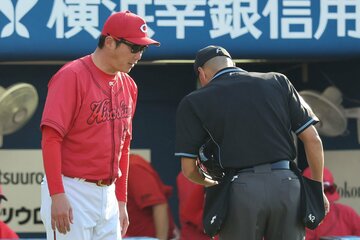 選手交代を告げる新井監督（左）