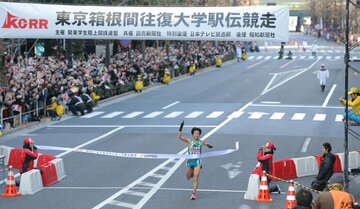  今年は多くの観衆が沿道から声援を送った（代表撮影）