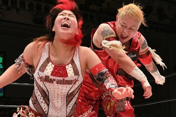 長与(右)は彩羽に〝鉄拳〟