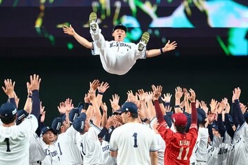 引退セレモニーで胴上げされる西武・栗山巧