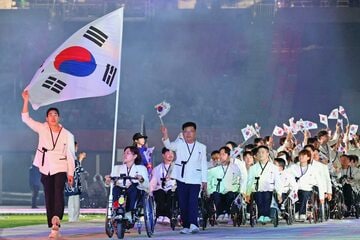 入場行進する韓国選手団（代表撮影）