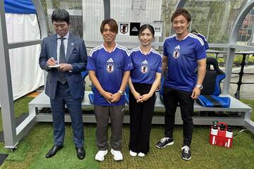 森保一監督等身大フィギュアと写真を撮る（左から）けーご（森保圭悟）、鮫島彩、那須大亮