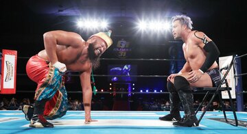  KENTA(右)に敗れたオーカーンは、土下座を迫られるが…
