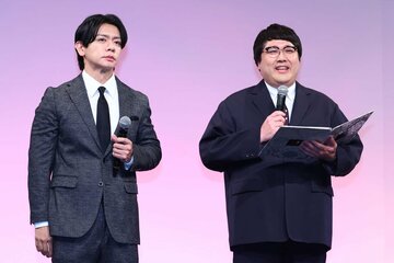 マヂカルラブリーの野田クリスタル（左）と村上