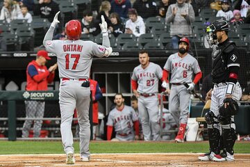  初回、久しぶりの一発に天を仰ぐポーズを見せた大谷（ロイター＝ＵＳＡ　ＴＯＤＡＹ　Ｓｐｏｒｔｓ）