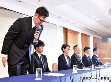  謝罪する永吉佑也（左）ら