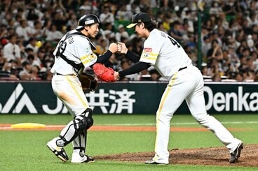 9回を締め、捕手・山本祐大(左)とグータッチするソフトバンクの守護神・杉山一樹