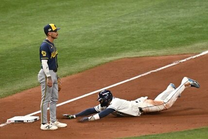 三塁へ滑り込むフニオール・カミネロ(ロイター)