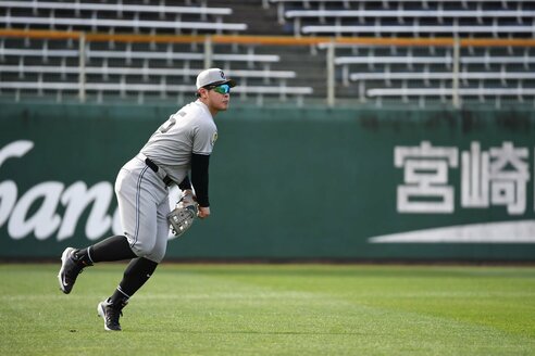 巨人】岡本和真が全試合出場見据え外野ノック 4番にはこだわり「まあ