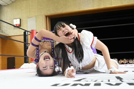 高見汐珠(右)に鎌固めを決める芦田美歩