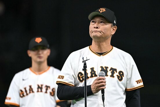 シーズン最終戦を終えてのファンへのあいさつでは、目に光るものもあった巨人・橋上監督代行