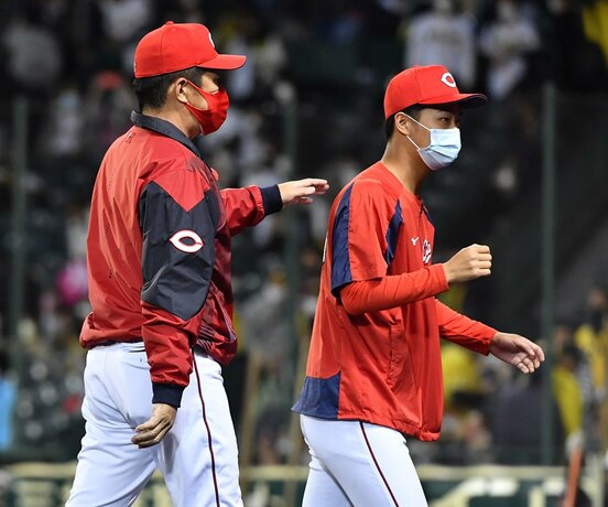  好投した玉村(右)とねぎらう広島・佐々岡監督（東スポWeb）