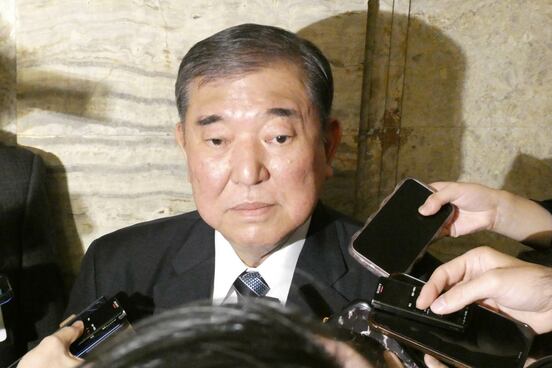 報道陣の質問に答える石破茂氏