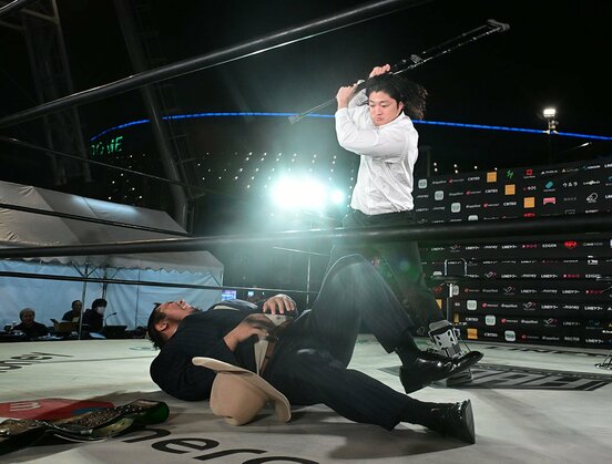 突如として、GHC王者・稲村愛輝(下)を松葉杖で痛めつけたOZAWA