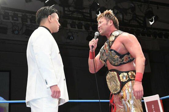 青柳優馬(左)に挑戦表明された宮原健斗