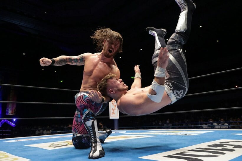  ウィル・オスプレイ（右）を攻めるデビッド・フィンレー