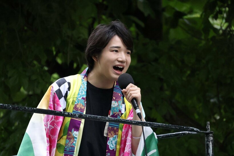 熱唱する小山雄大