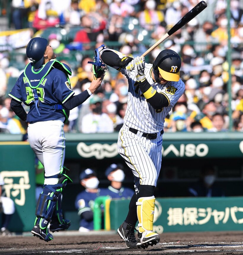  好機に邪飛の佐藤輝は悔しさを見せる(東スポWeb)
