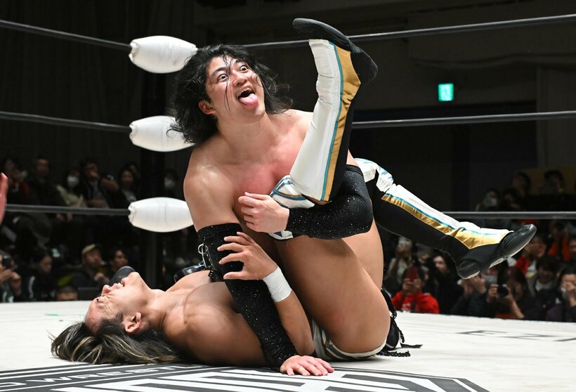 遠藤哲哉（下）から３カウントを奪ったＯＺＡＷＡ