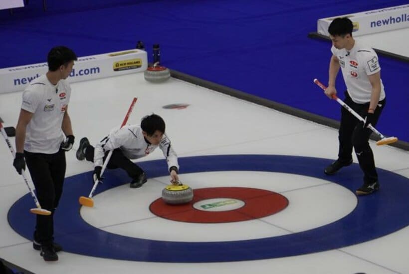  世界選手権で奮闘するコンサドーレ(中央は松村雄太)（C)JCA IDE