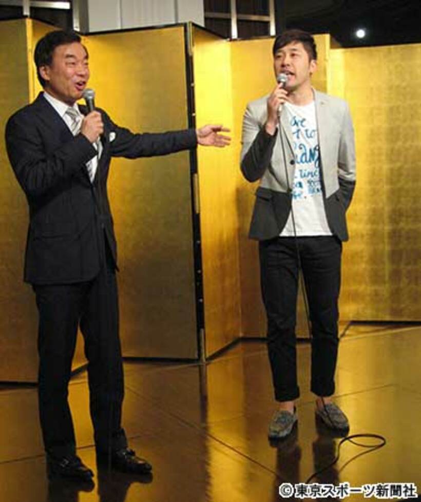 松沢成文参院議員の新刊出版記念会にゲスト出演した、あべこうじ（右）と松沢氏