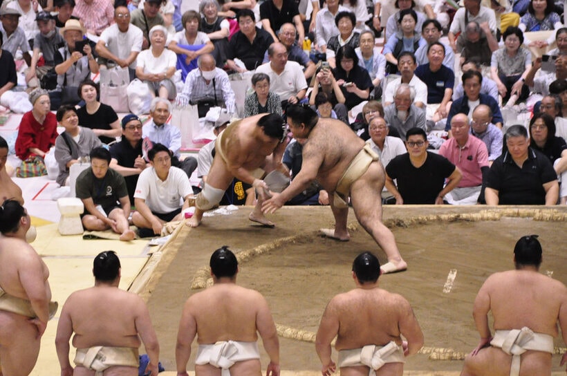 ぶつかり稽古で宇良(左)に胸を貸す高安