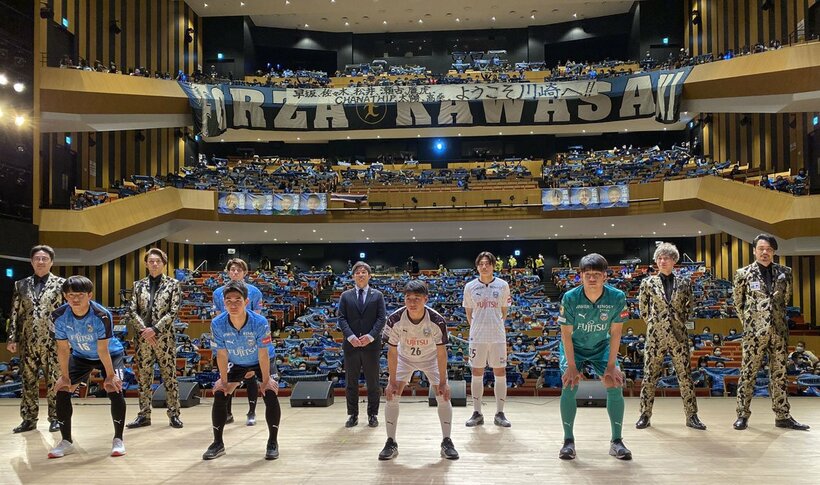  川崎フロンターレの新体制発表会見に純烈が登場