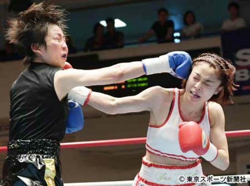 下岡由美子（左）にパンチを叩き込む矢吹純