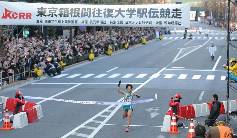 今年は多くの観衆が沿道から声援を送った（代表撮影）