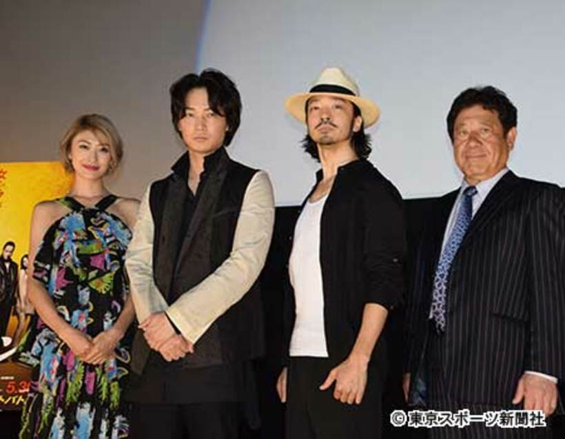 左から山田優、綾野剛、金子ノブアキ、山本又一朗